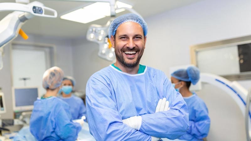 cómo verificar si un cirujano plástico está certificado en Colombia